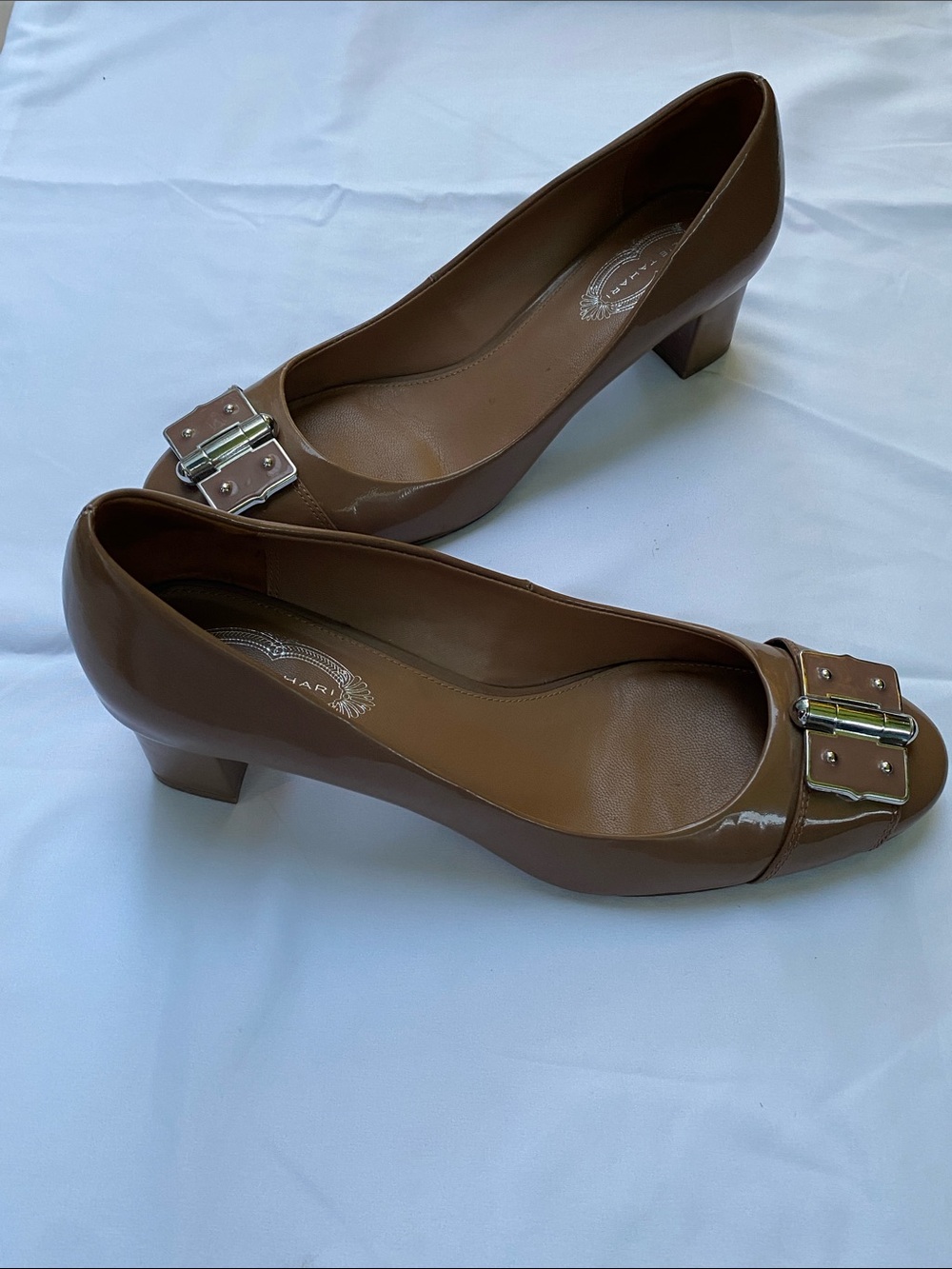 ELIE TAHARI KAPLAN Patent Leather TAUPE PUMP with Silver Accent! Pre-Loved! 9.5